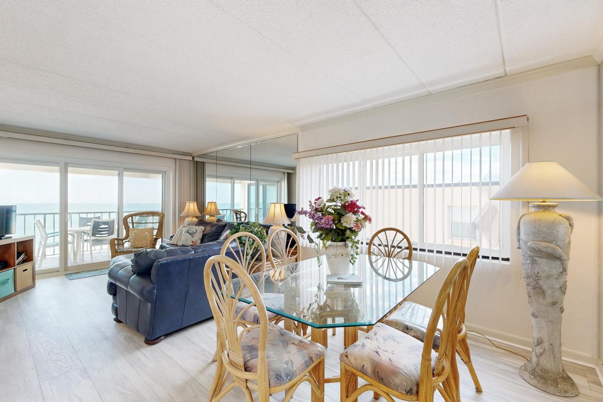 Waikiki Condos Ocean City Room photo